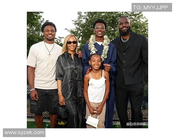 老父亲的骄傲詹姆斯分享多张身穿儿子布莱斯球衣观赛的温馨瞬间