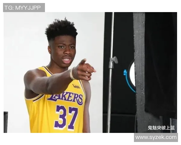 雄鹿需裁掉一名双向球员才能签下字母弟以增强球队实力 雄鹿需裁掉一名双向球员才能签下字母弟以增强球队实力