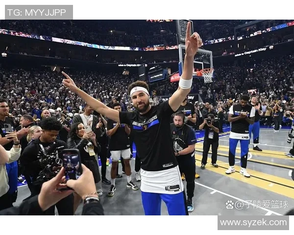 库里父子现场观战独行侠比赛克莱却在场外引发热议